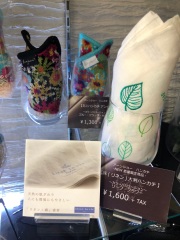 池袋 プリザーブドフラワー専門店 ハーバリウムやプリザーブドフラワーのハンカチとギフトセット