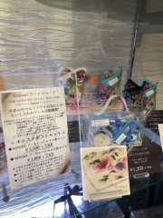 池袋 プリザーブドフラワー専門店 ハーバリウムやプリザーブドフラワーのハンカチとギフトセット